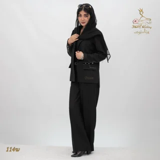 نمای ۳/۴ جلو چپ ست کت و شلوار کرپ مازراتی کج‌راه مشکی زغالی تریسین | Blazer and Trousers Set