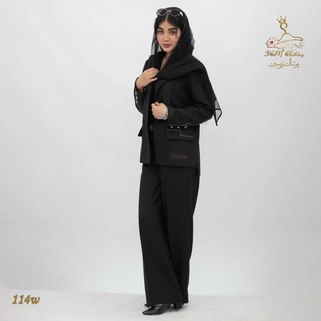 نمای ۳/۴ جلو چپ ست کت و شلوار کرپ مازراتی کجراه مشکی زغالی تریسین | Blazer and Trousers Set