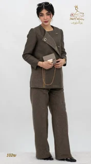 نمای ظاهری استایل‌دار ست کت و شلوار فوتر قهوه‌ای تیره تریسین | Blazer and Trousers Set