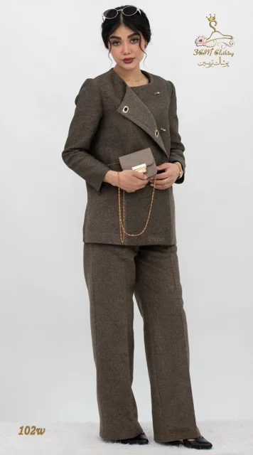 نمای ظاهری استایل‌دار ست کت و شلوار فوتر قهوه‌ای تیره تریسین | Blazer and Trousers Set