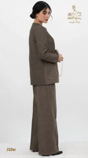 نمای بغل راست ست کت و شلوار فوتر قهوه‌ای تیره تریسین | Blazer and Trousers Set