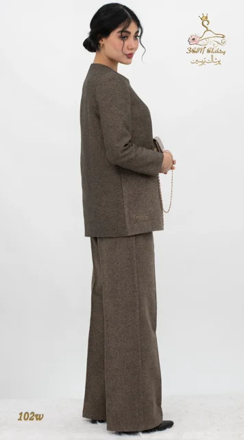 نمای بغل راست ست کت و شلوار فوتر قهوه‌ای تیره تریسین | Blazer and Trousers Set