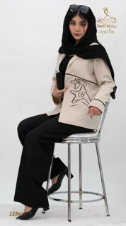 نمای نشسته ۳/۴ چپ ست کت و شلوار کرپ مازراتی کج‌راه مشکی زغالی تریسین | Blazer and Trousers Set