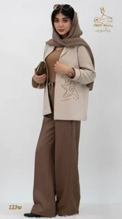 نمای بغل چپ ست کت و شلوار کرپ مازراتی کج‌راه خنثی نسکافه‌ای تریسین | Blazer and Trousers Set