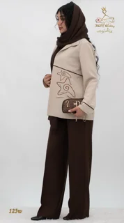 نمای نشسته ۳/۴ چپ ست کت و شلوار کرپ مازراتی کج‌راه قهوه‌ای - شکلاتی تریسین | Blazer and Trousers Set
