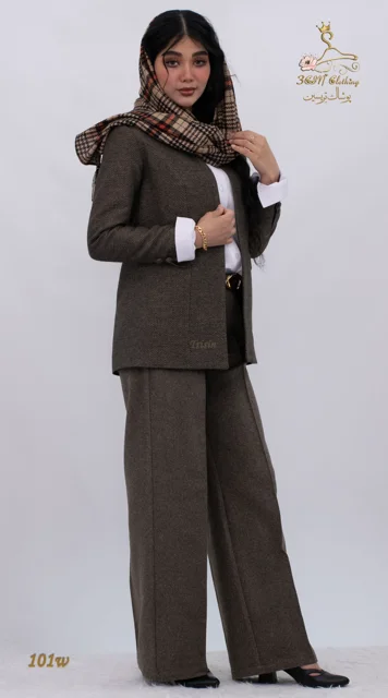 نمای بغل راست ست کت و شلوار فوتر قهوه‌ای تیره تریسین | Blazer and Trousers Set