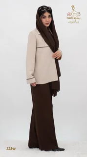 نمای نشسته ۳/۴ راست ست کت و شلوار کرپ مازراتی کج‌راه قهوه‌ای - شکلاتی تریسین | Blazer and
