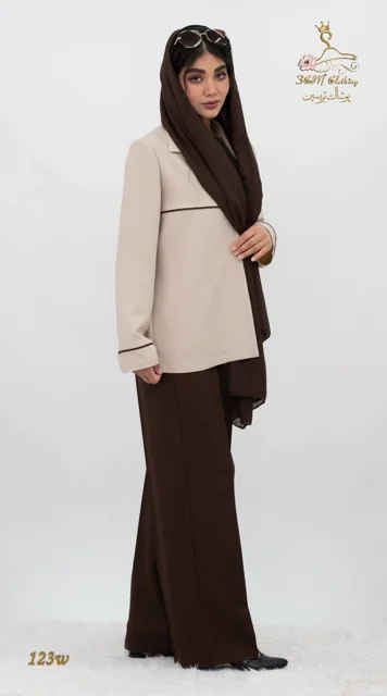 نمای نشسته ۳/۴ راست ست کت و شلوار کرپ مازراتی کجراه قهوهای - شکلاتی تریسین | Blazer and