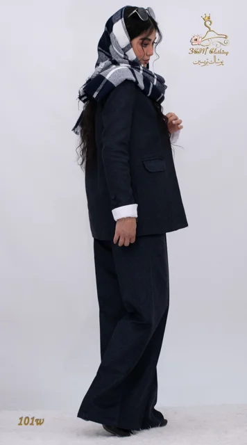 نمای بغل چپ ست کت و شلوار فوتر سورمه‌ای تیره تریسین | Blazer and Trousers Set
