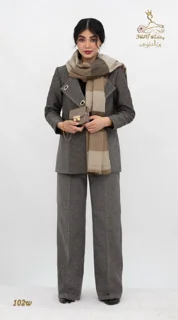 نمای جلو ست کت و شلوار فوتر خنثی نسکافه‌ای تریسین | Blazer and Trousers Set