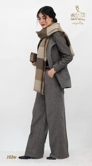 نمای ۳/۴ جلو چپ ست کت و شلوار فوتر خنثی نسکافه‌ای تریسین | Blazer and Trousers Set