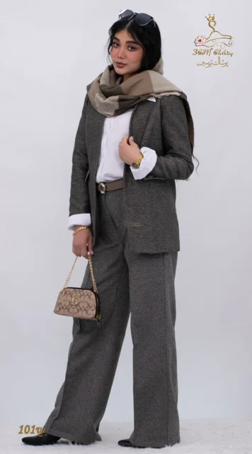 نمای ۳/۴ جلو چپ ست کت و شلوار فوتر خنثی نسکافه‌ای تریسین | Blazer and Trousers Set