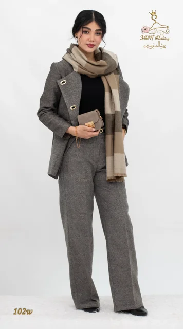 نمای ظاهری استایل‌دار ست کت و شلوار فوتر خنثی نسکافه‌ای تریسین | Blazer and Trousers Set