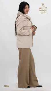 نمای بغل راست ست کت و شلوار کرپ مازراتی کج‌راه خنثی - موکا روشن تریسین | Blazer and Trousers Set