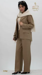 نمای ۳/۴ جلو چپ ست کت و شلوار کرپ مازراتی کج‌راه قهوه‌ای - موکا تریسین | Blazer and Trousers Set