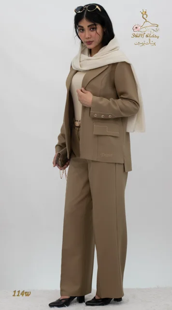نمای ۳/۴ جلو چپ ست کت و شلوار کرپ مازراتی کجراه قهوهای - موکا تریسین | Blazer and Trousers Set