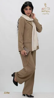نمای ۳/۴ جلو راست ست کت و شلوار کرپ مازراتی کج‌راه قهوه‌ای - موکا تریسین | Blazer and Trousers Set