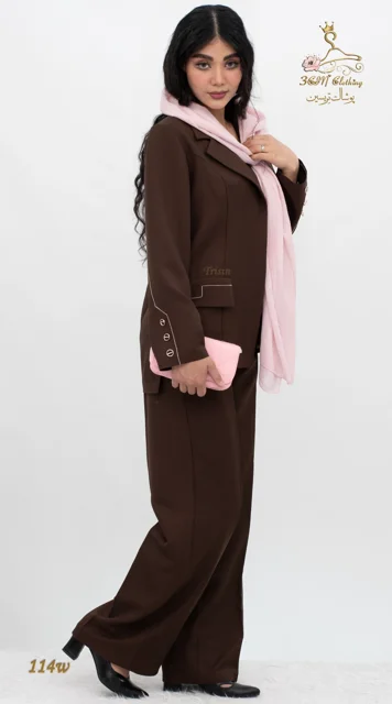 نمای بغل راست ست کت و شلوار کرپ مازراتی کجراه قهوهای تیره تریسین | Blazer and Trousers Set