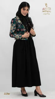 نمای ۳/۴ جلو راست ست شومیز سارافون کرپ مازراتی کج‌راه مشکی زغالی تریسین | Blouse and pinafore dress