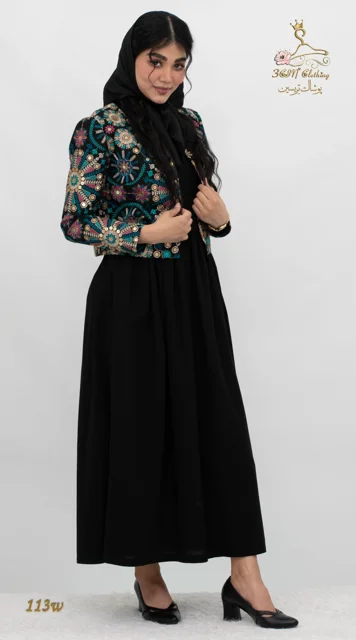 نمای ۳/۴ جلو راست ست شومیز سارافون کرپ مازراتی کج‌راه مشکی زغالی تریسین | Blouse and pinafore dress