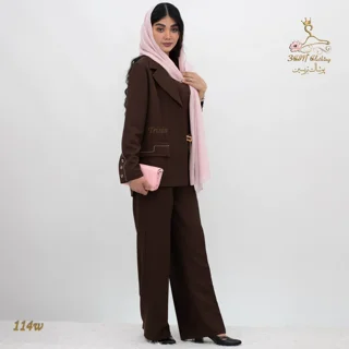 نمای ۳/۴ جلو راست ست کت و شلوار کرپ مازراتی کج‌راه قهوه‌ای تیره تریسین | Blazer and Trousers Set