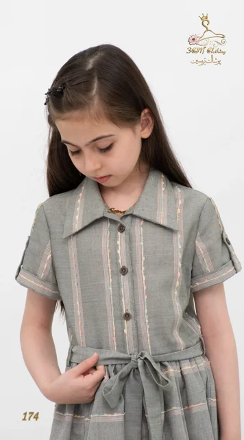 نمای جزئیات پیراهن روزمره لینن کره‌ای خاکستری غباری تریسین | Casual Dress