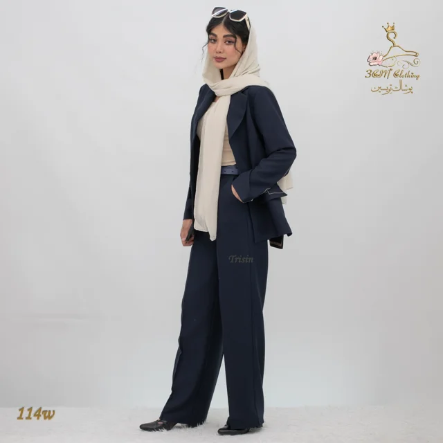 نمای ۳/۴ جلو چپ ست کت و شلوار کرپ مازراتی کجراه آبی سرمهای تریسین | Blazer and Trousers Set