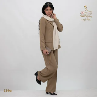 نمای ۳/۴ جلو راست ست کت و شلوار کرپ مازراتی کج‌راه قهوه‌ای - موکا تریسین | Blazer and Trousers Set