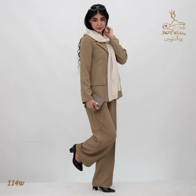 نمای ۳/۴ جلو راست ست کت و شلوار کرپ مازراتی کجراه قهوهای - موکا تریسین | Blazer and Trousers Set