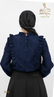 نمای پشت یقه شومیز دانتل آبی نفتی سورمه ای تریسین | Trisin Shirt Blouse Navy Blue Lace